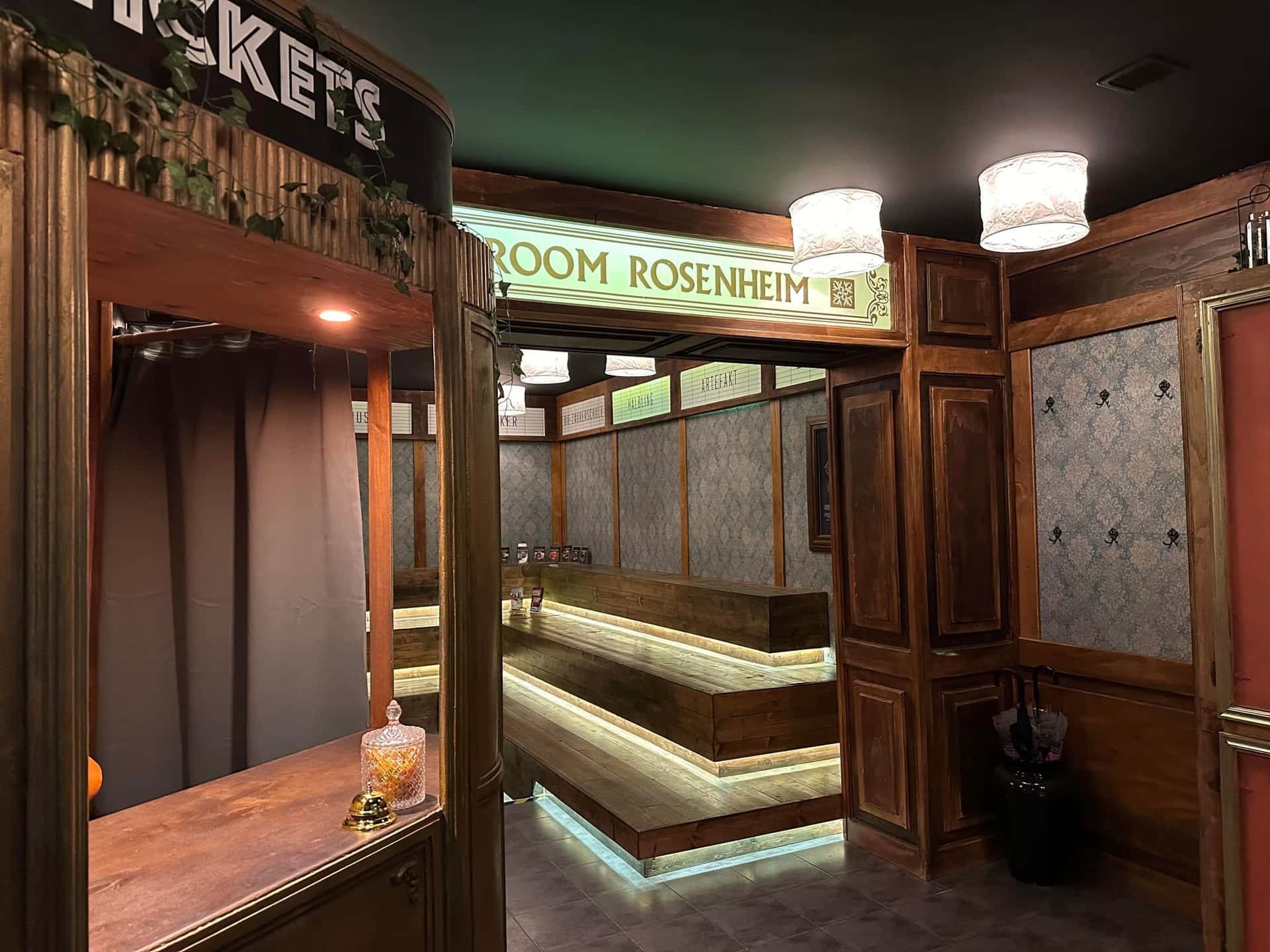 Ticket-Häuschen und Wartebereich in der Lobby des Escape Room Rosenheim