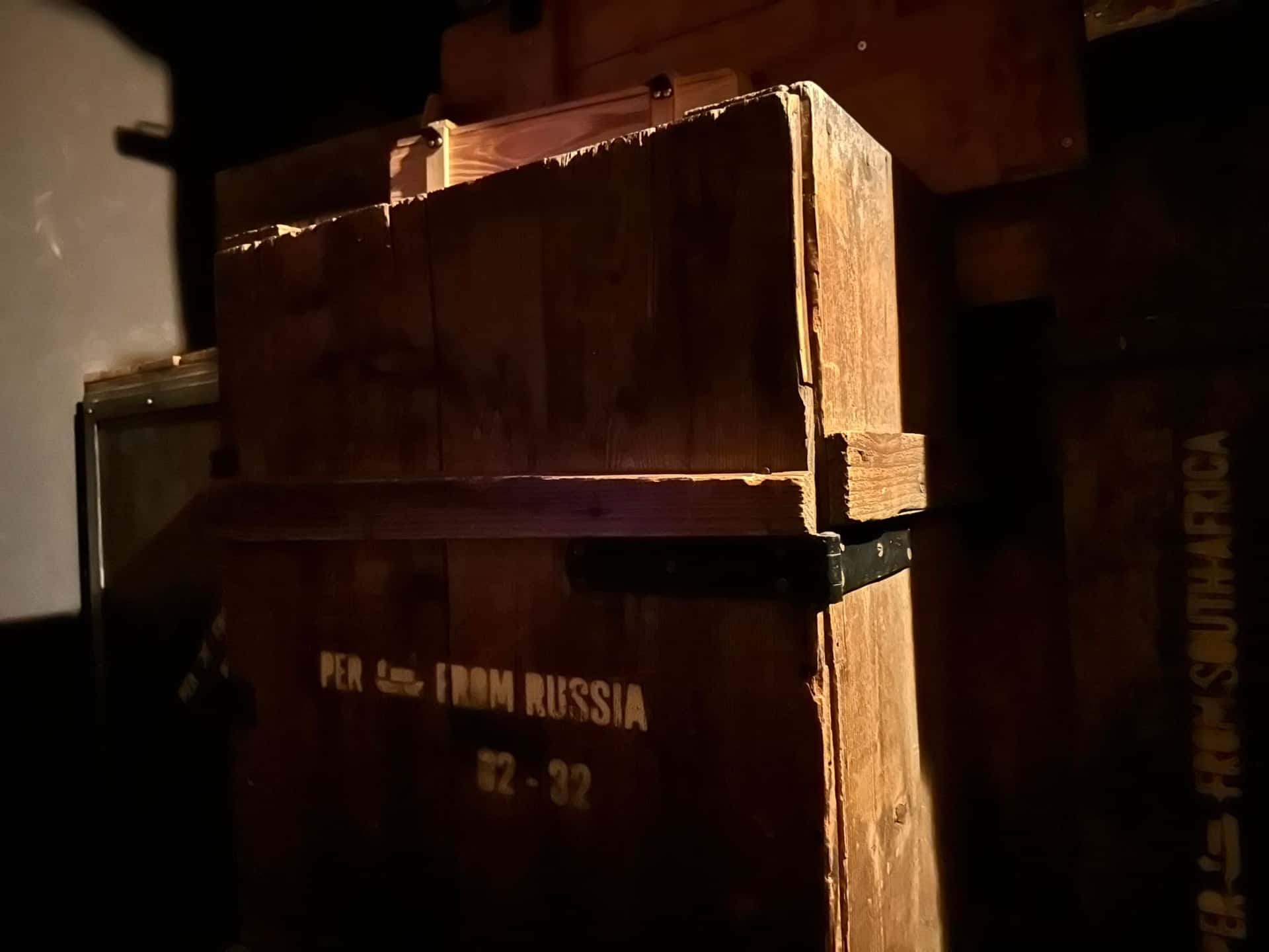 Alte Transportkiste mit der Aufschrift „From Russia“ im Escape Room Artefakt in Rosenheim