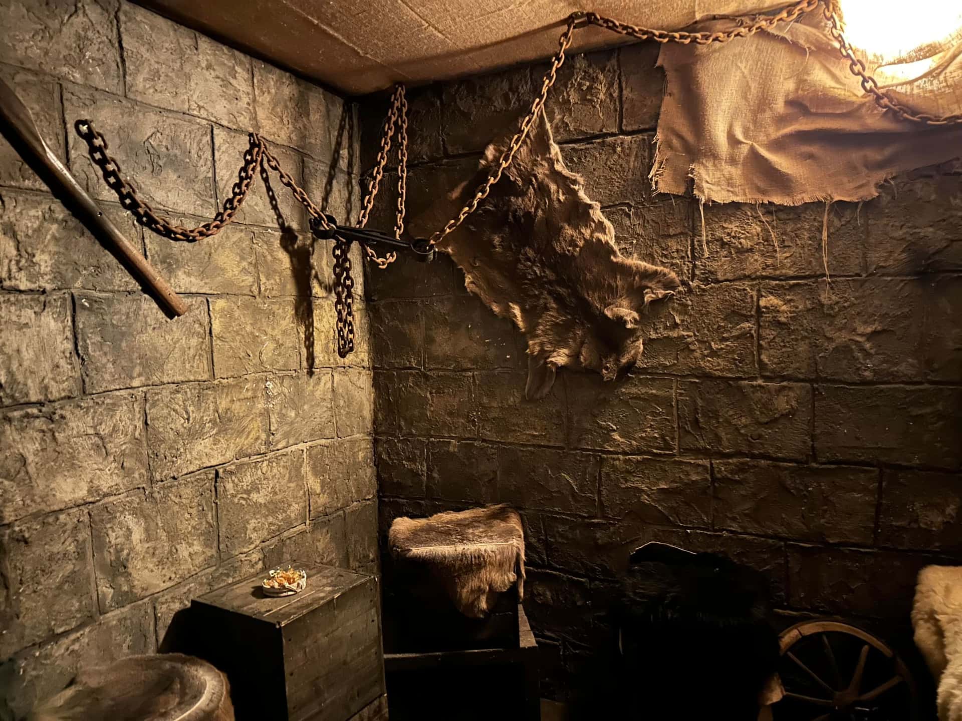 Steinmauern mit Ketten und Tierfell im Verlies im Escape Room Der Henker in Rosenheim