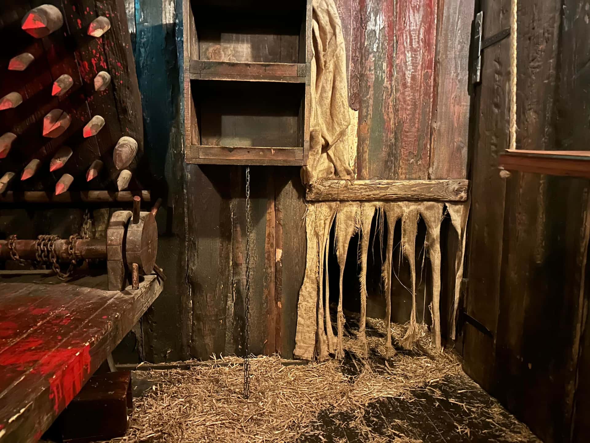 Nagelbrett und zerschlissene Stoffbahnen in der Folterkammer im Escape Room Der Henker in Rosenheim