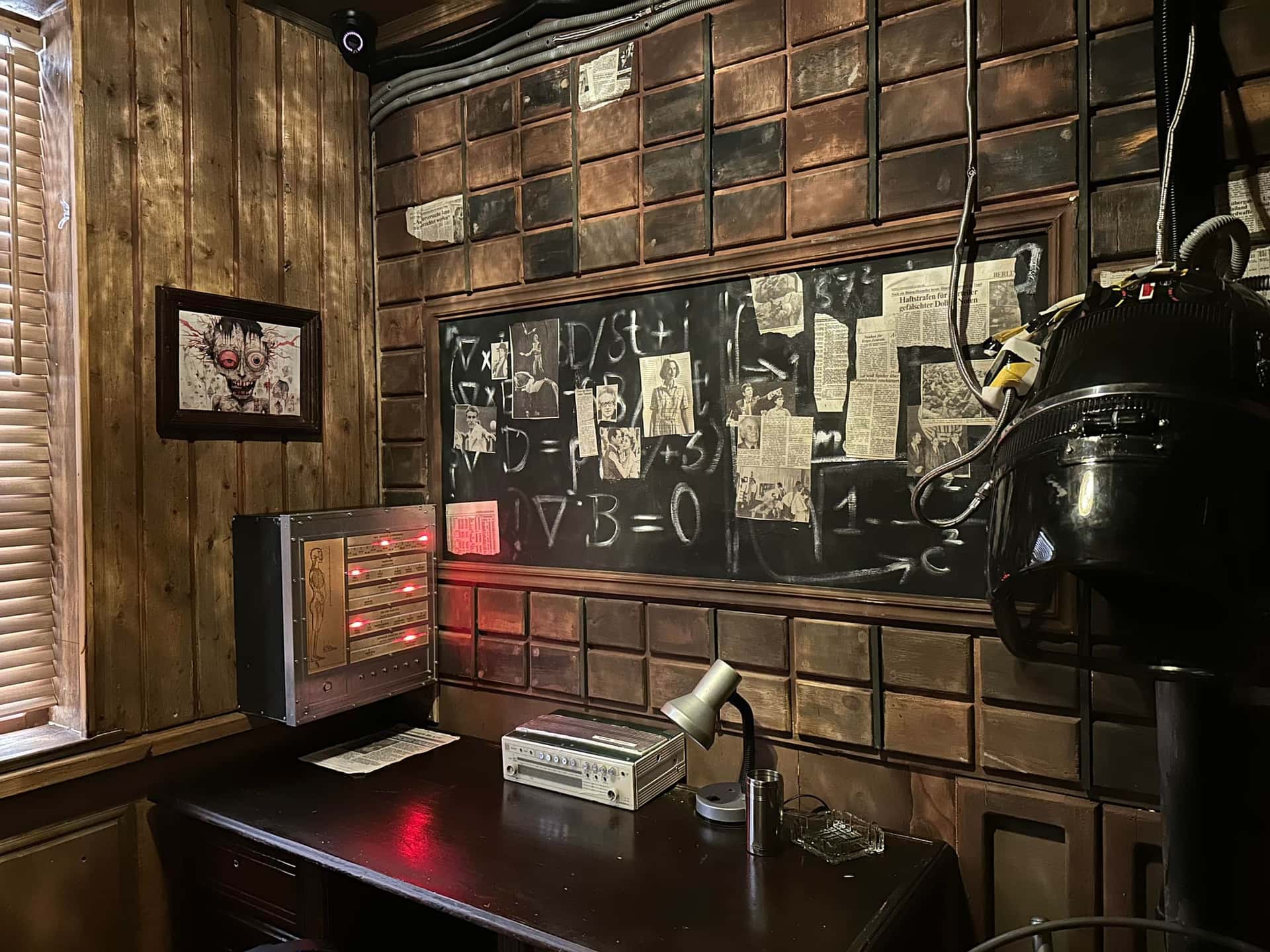 Arztbüro mit Schreibtisch, Kreidetafel voller Formeln und Trockenhaube im Escape Room Madhouse (Infection) in Rosenheim