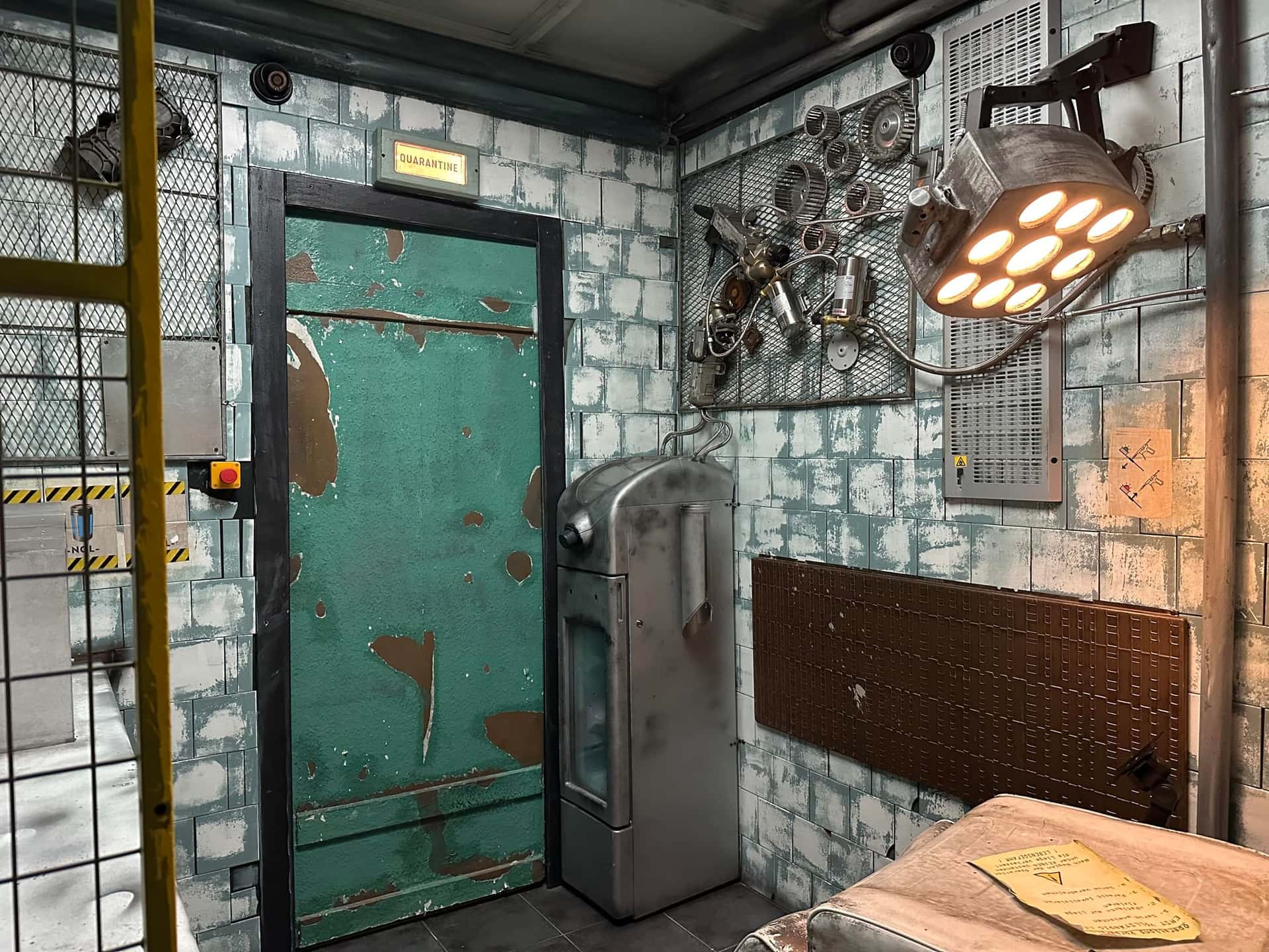 Behandlungsraum mit OP-Lampe und gefliesten Wänden im Escape Room Madhouse (Infection) in Rosenheim