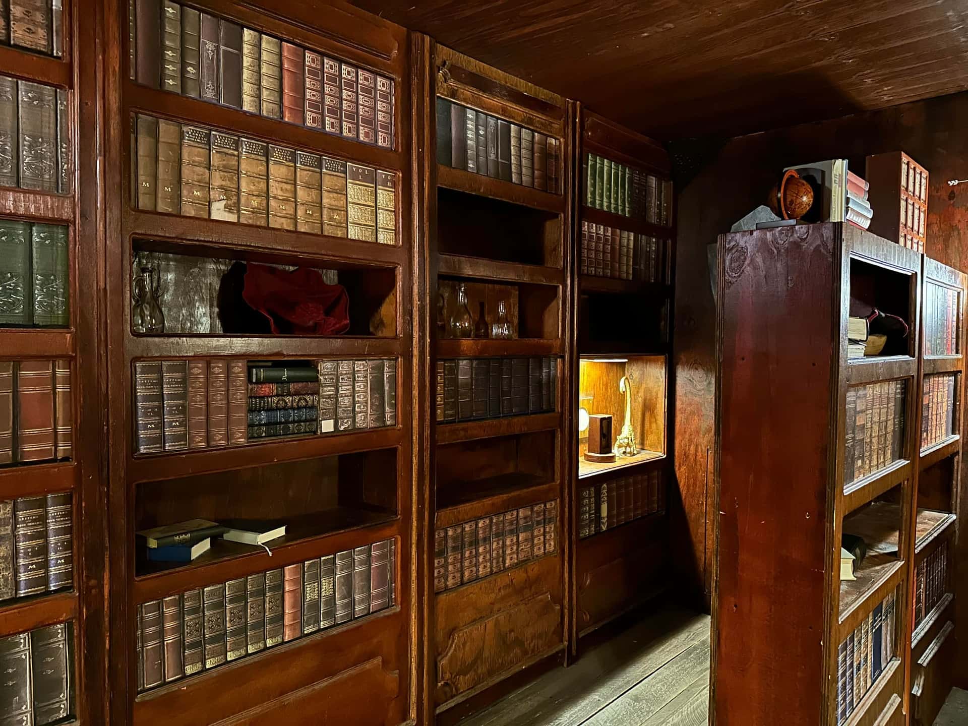 Hohe Bücherregale voller alter Folianten im Escape Room Die Zauberschule in Rosenheim