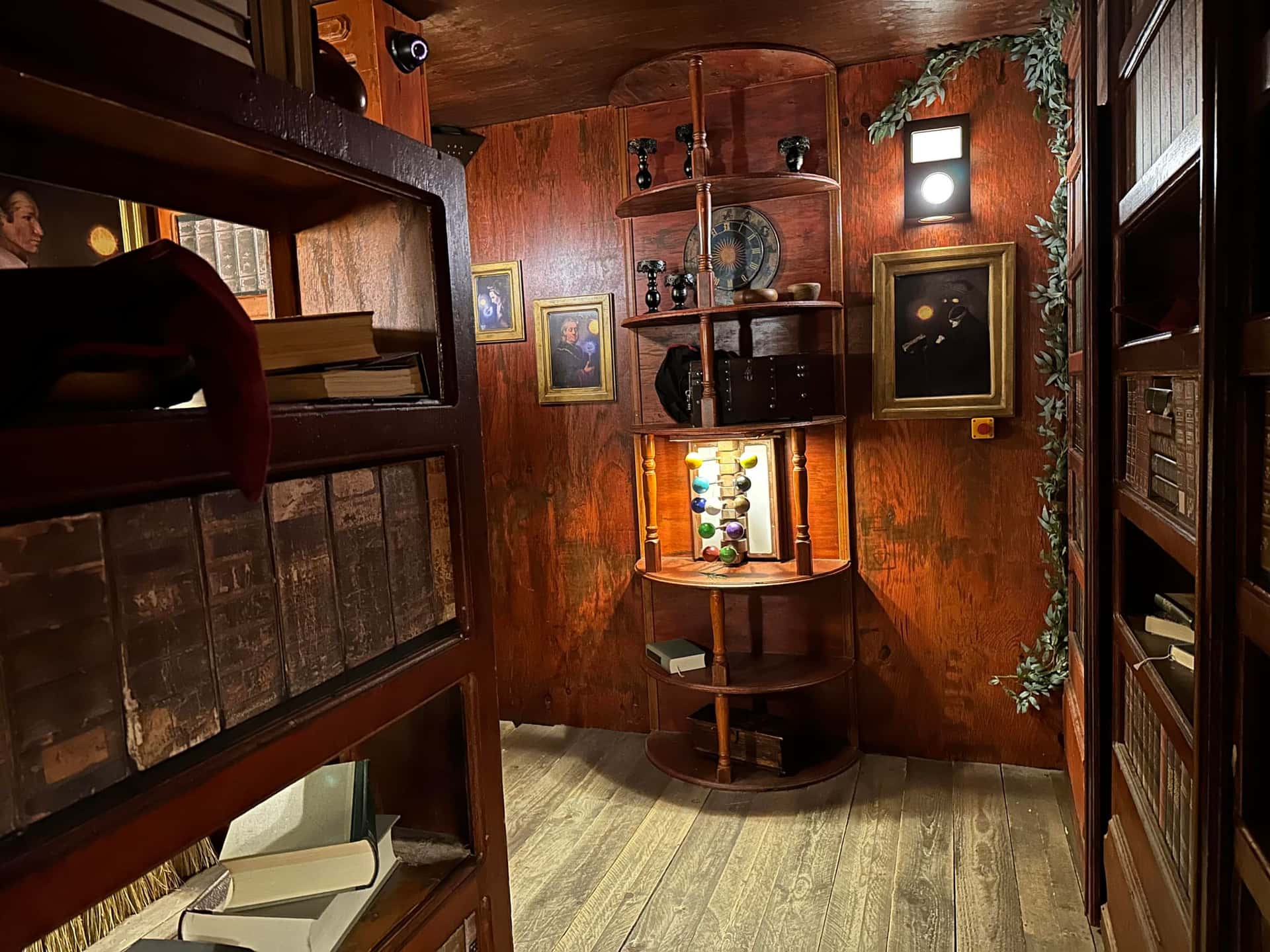 Bibliothek mit Bücherregalen, Rundregal und Laterne im Escape Room Die Zauberschule in Rosenheim