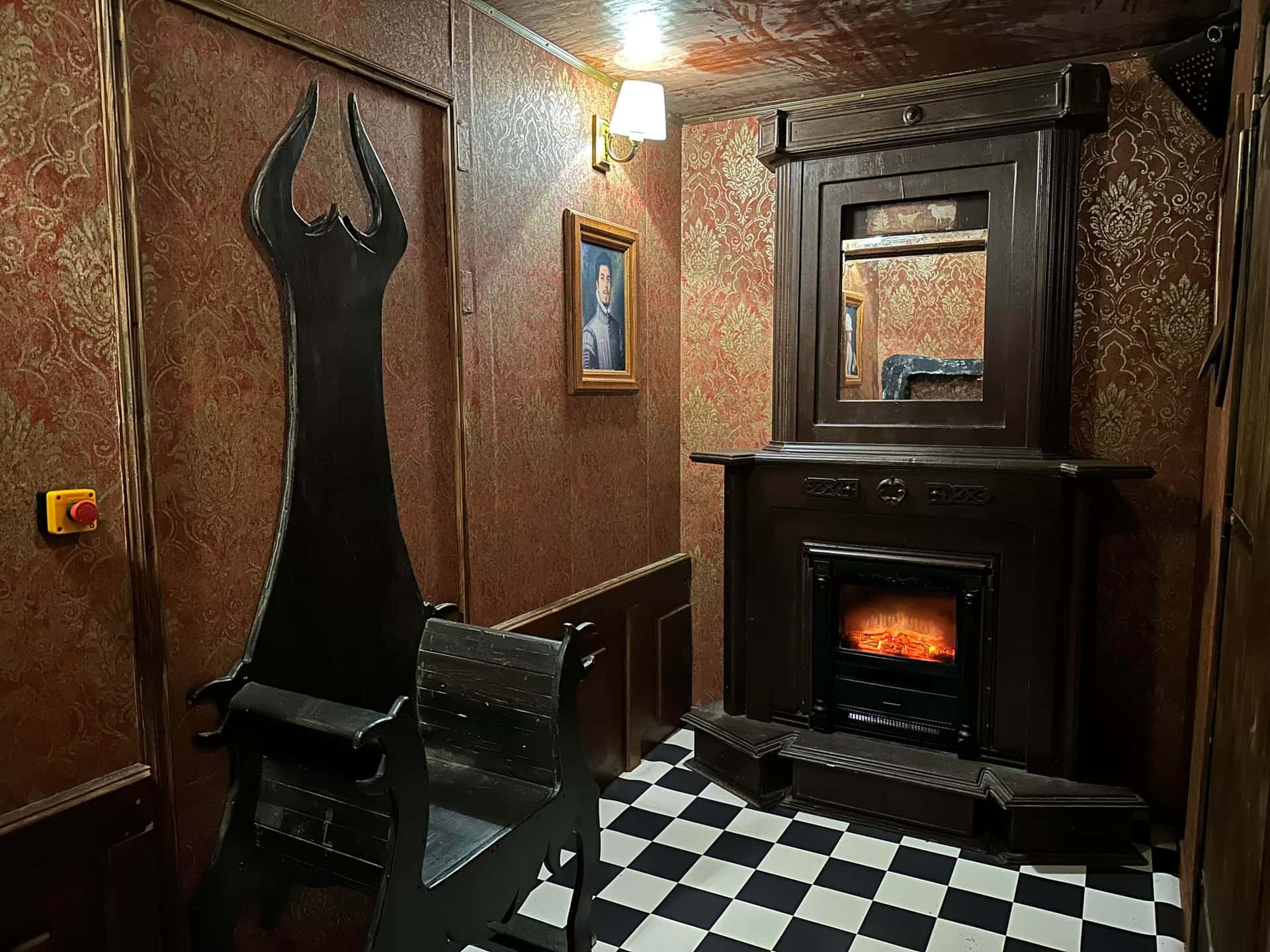 Raum mit Schachbrettboden, Kamin und Thronsessel im Escape Room Die Zauberschule in Rosenheim