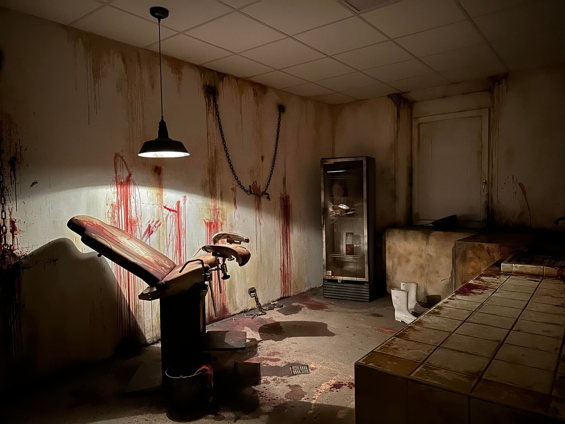 Blutverschmierter Raum mit Behandlungsstuhl und Ketten im Escape Room Blutrausch in Rosenheim